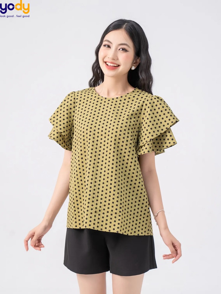 phối đồ với áo sơ mi họa tiết nữ