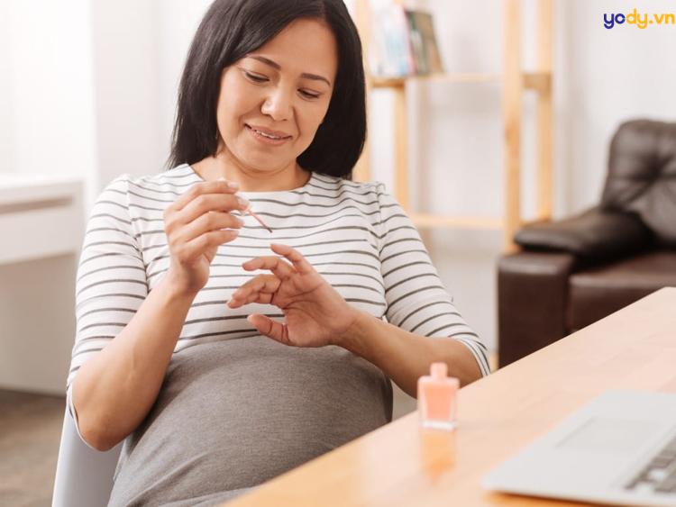 bà bầu có nên sơn móng tay gel không