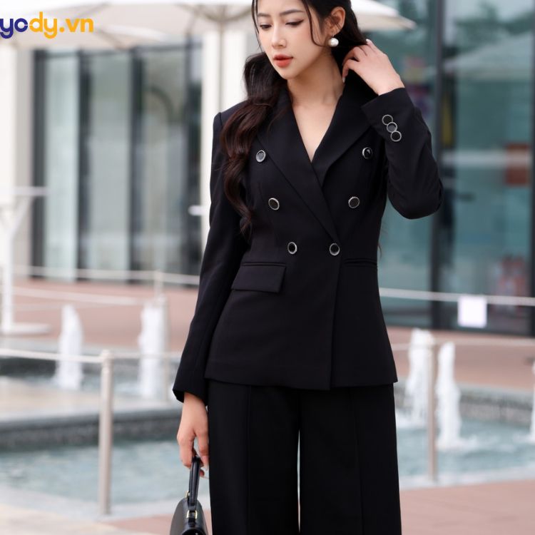 cách mặc vest nữ không bị già