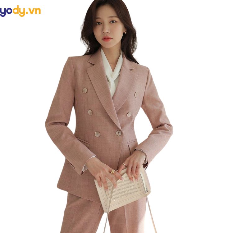 cách mặc vest nữ không bị già