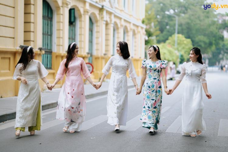 cách tạo dáng chụp ảnh áo dài tết