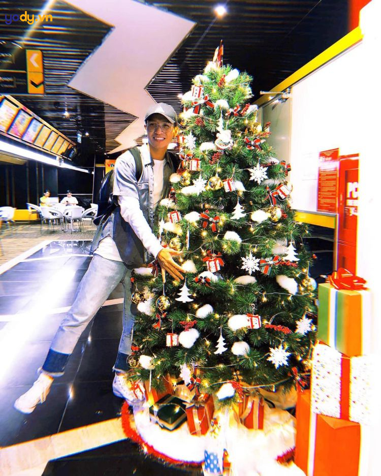 chụp ảnh với cây thông noel