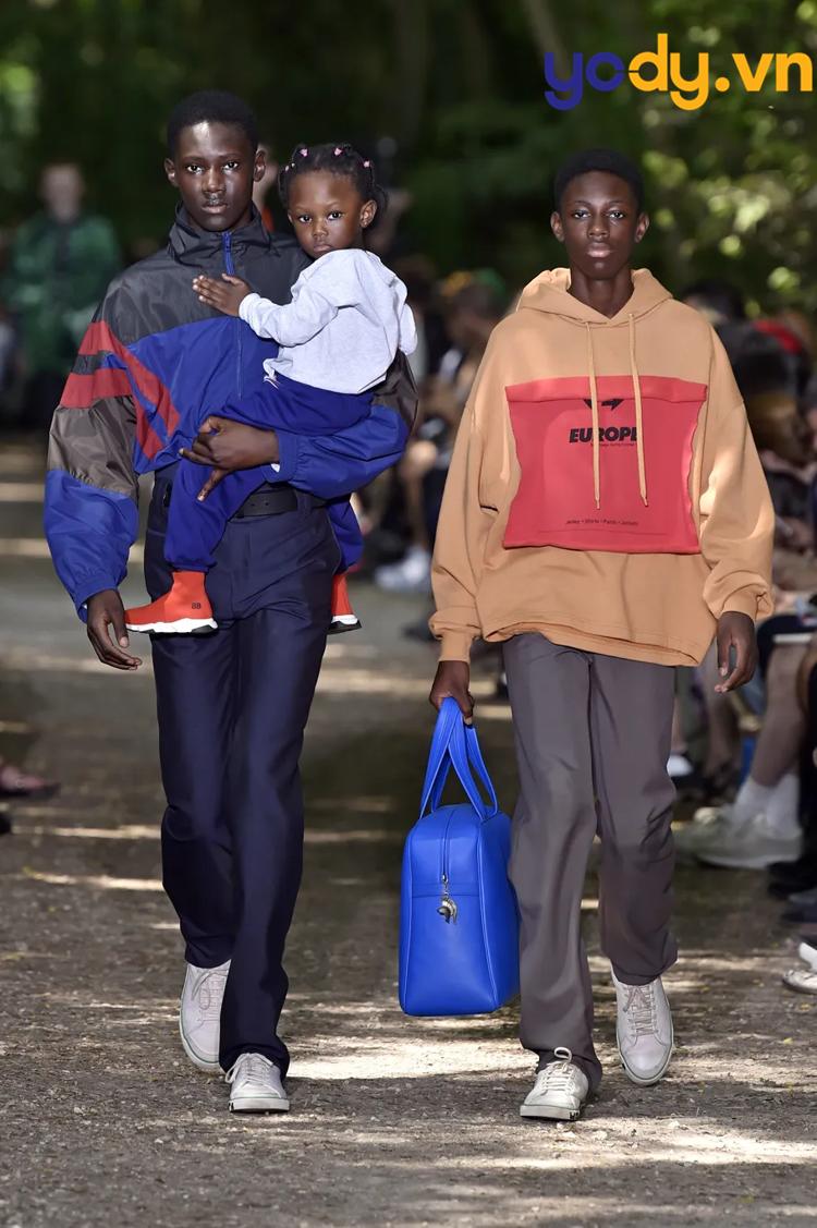 phối đồ với balenciaga