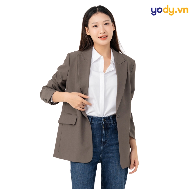phối đồ với áo sơ mi trắng nữ