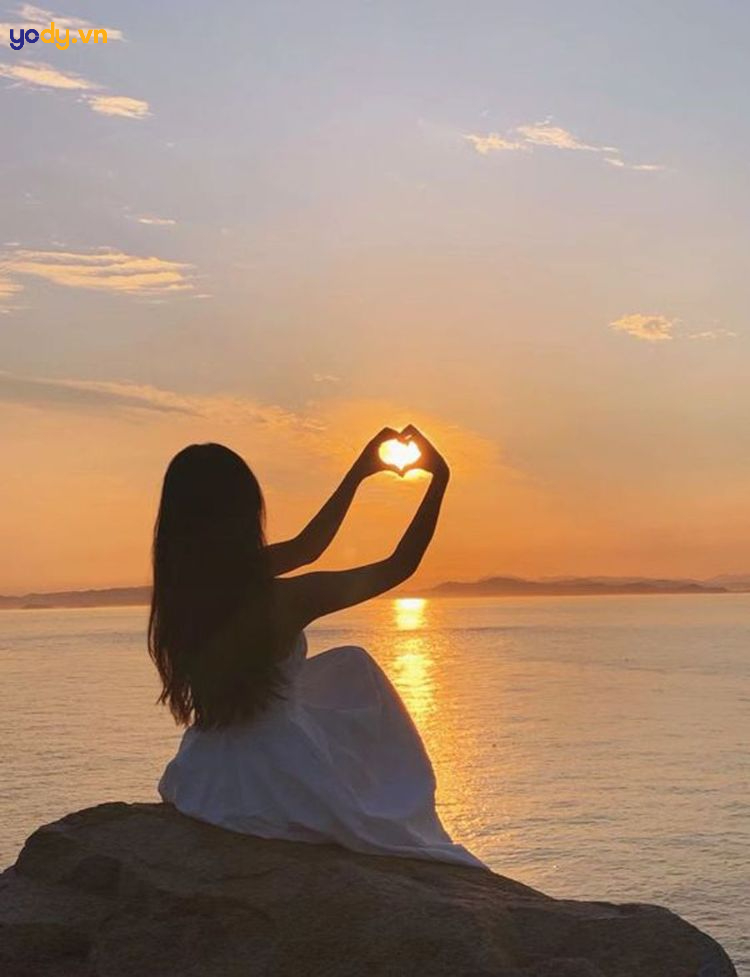 tạo dáng chụp ảnh hoàng hôn